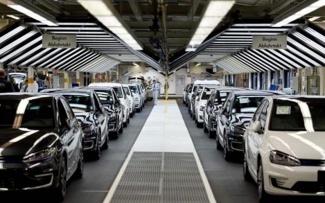 Coches en una fábrica de Volkswagen. Coches en una fábrica de Volkswagen.