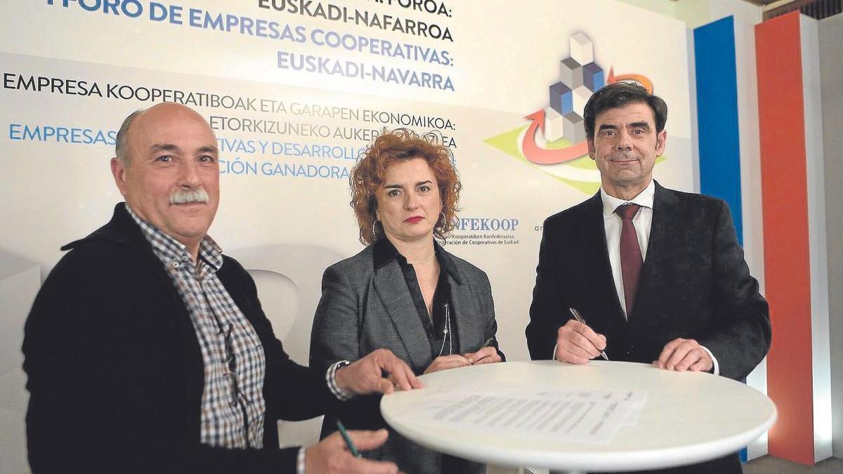 Firma del acuerdo entre las cooperativas de la CAV y de Navarra, en Donostia.