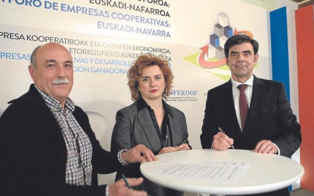 Firma del acuerdo entre las cooperativas de la CAV y de Navarra, en Donostia. Firma del acuerdo entre las cooperativas de la CAV y de Navarra, en Donostia.