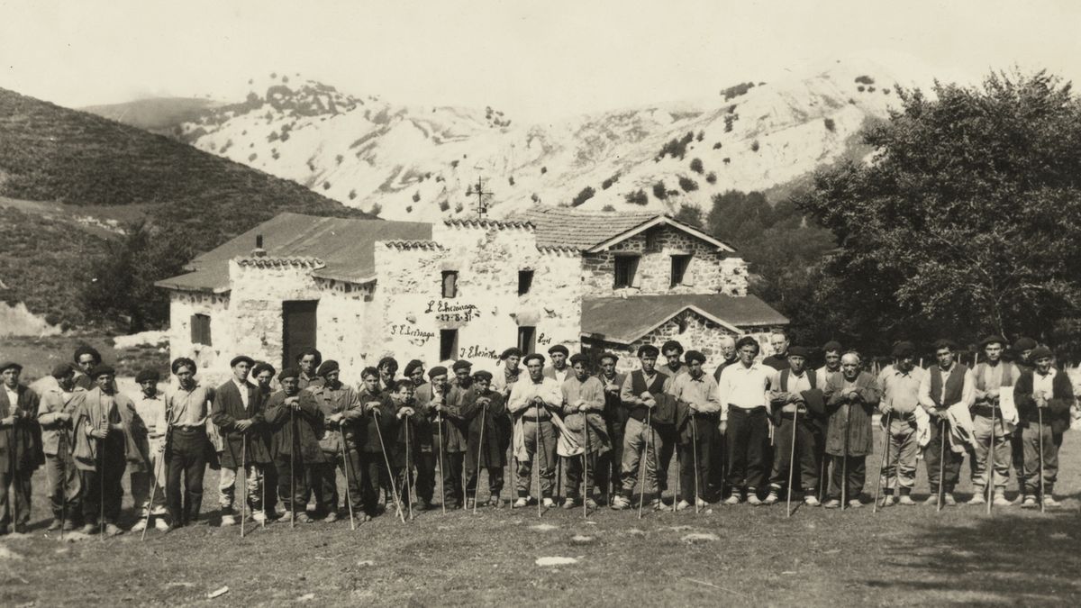 Pastores de Gorbeia, en 1934, frente al refugio de Egiriñao, a 1.200 metros de altitud.