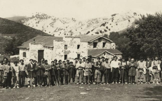 Pastores de Gorbeia, en 1934, frente al refugio de Egiri&ntilde;ao, a 1.200 metros de altitud.