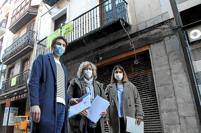 Iosu Arraiz, Ane Beitia y Maialen Gurrutxaga posan ante unas viviendas en alquiler de la calle San Bartolomé.