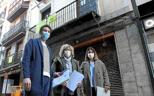 Iosu Arraiz, Ane Beitia y Maialen Gurrutxaga posan ante unas viviendas en alquiler de la calle San Bartolomé.