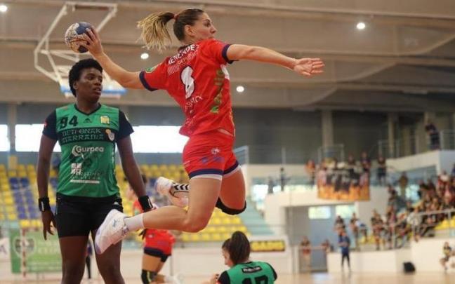 K&aacute;ssia C&eacute;sar (i) observa el lanzamiento de Men&eacute;ndez.