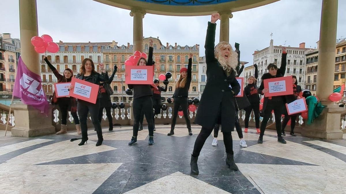 La plantilla de H&M, en la plaza del Castillo durante la grabación del vídeo.