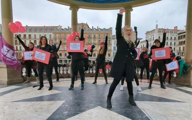 La plantilla de H&M, en la plaza del Castillo durante la grabación del vídeo. La plantilla de H&M, en la plaza del Castillo durante la grabación del vídeo.