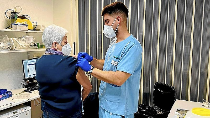 Una persona se vacuna de la gripe en un centro de Salud de Gasteiz.