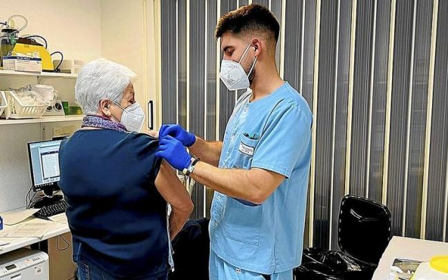 Una persona se vacuna de la gripe en un centro de Salud de Gasteiz. Una persona se vacuna de la gripe en un centro de Salud de Gasteiz.