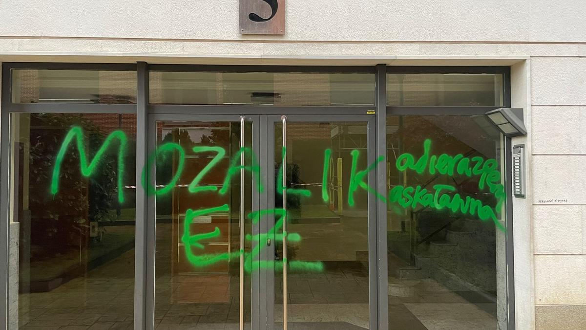 Pintada contra la alcaldesa de Arrasate en el portal de su vivienda