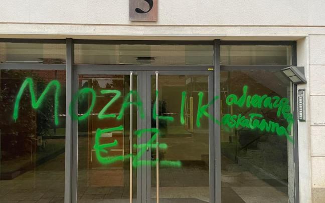 Pintada contra la alcaldesa de Arrasate en el portal de su vivienda