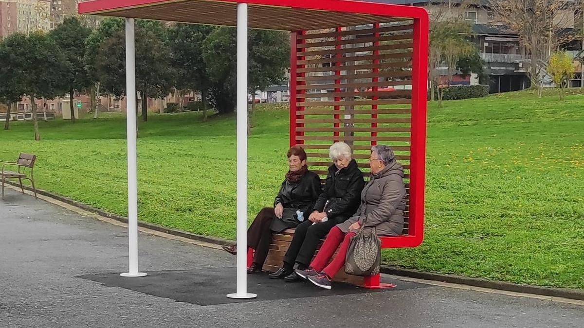 Unas de las primeras usuarias de los nuevos bancos con sombrilla del Parque Etxeberria de Bilbao