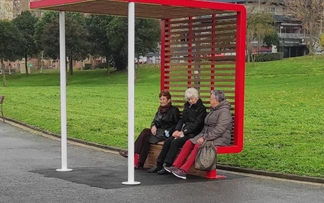 Unas de las primeras usuarias de los nuevos bancos con sombrilla del Parque Etxeberria de Bilbao Unas de las primeras usuarias de los nuevos bancos con sombrilla del Parque Etxeberria de Bilbao