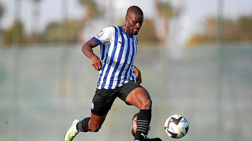 Mamadou Sylla durante un amistoso en la concentración de Benidorm.