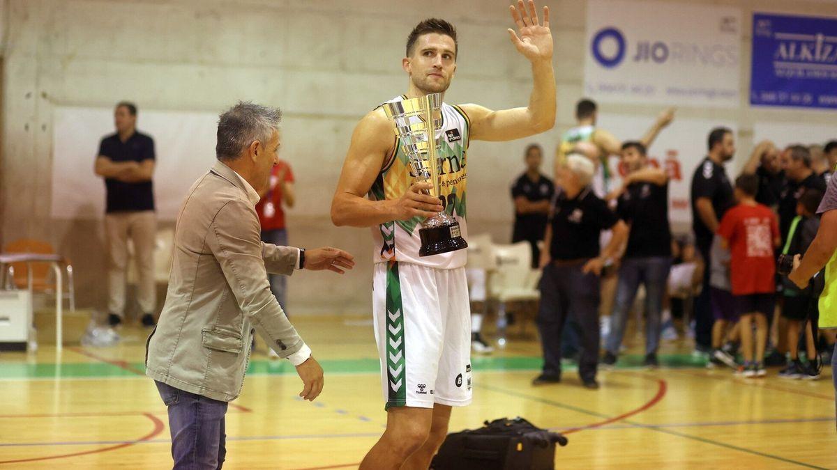 Xabi Rabaseda muestra el trofeo de subcampeón y saluda a la afición con gesto de disgusto.