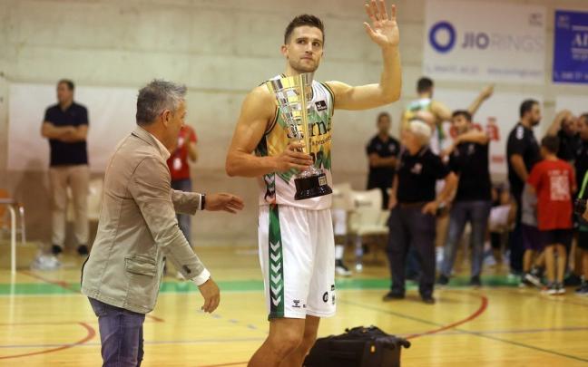 Xabi Rabaseda muestra el trofeo de subcampe&oacute;n y saluda a la afici&oacute;n con gesto de disgusto.