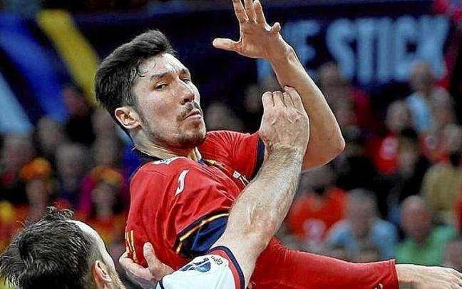 Pase de Dani Dujshebaev al pivote.