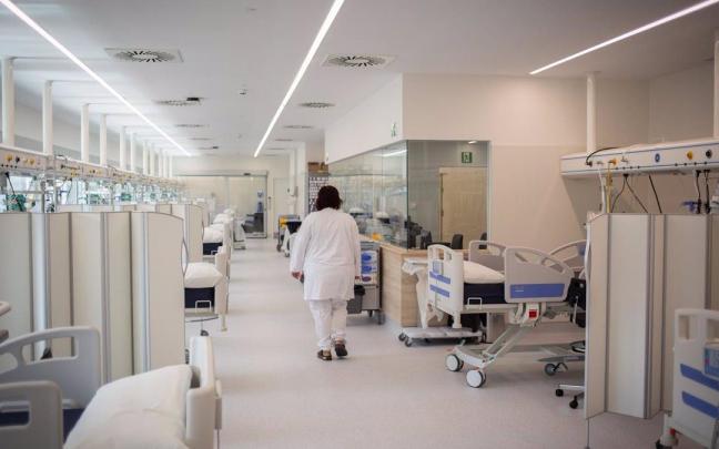 Una enfermera en el Hospital Moisès Broggi, uno de los afectados por el ciberataque.