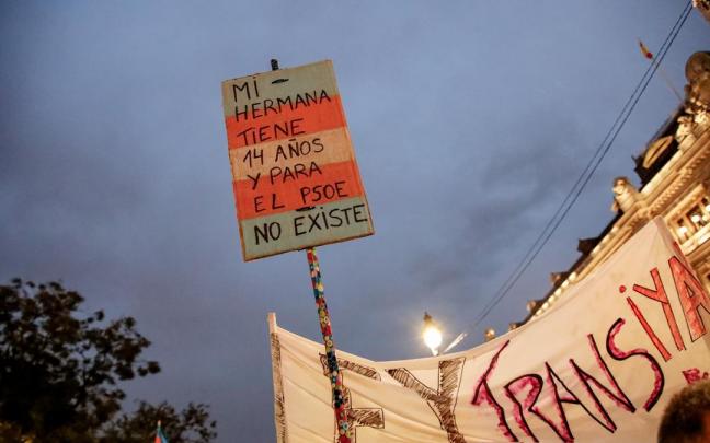 Manifestantes durante una marcha convocada por 'Federación Plataforma Trans' ante las enmiendas del PSOE, a 12 de noviembre de 2022, en Madrid. Manifestantes durante una marcha convocada por 'Federación Plataforma Trans' ante las enmiendas del PSOE, a 12 de noviembre de 2022, en Madrid.