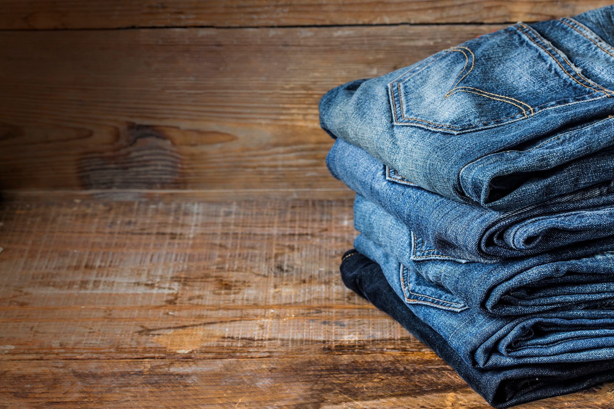 Pantalones vaqueros doblados y apilados.