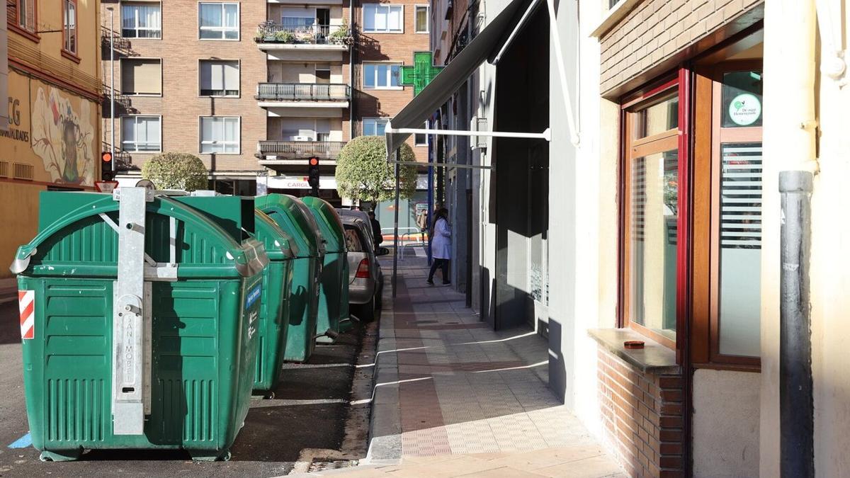 Mochuelo, CG Arte, Farmacia Ibáñez Autor y panadería Pan Mina, cuatro comercios en el último tramo de Guelbenzu y cuatro contenedores delante.