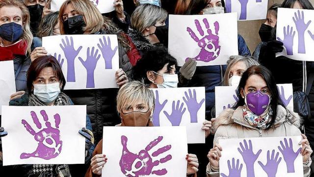 Varias personas durante una concentración en contra de la violencia machista. | FOTO: EFE