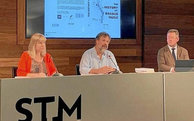 Miren Iñarga, Xabier Irujo eta Bingen Zupiria, atzo San Telmo Museoan. | ARGAZKIA: IREKIA