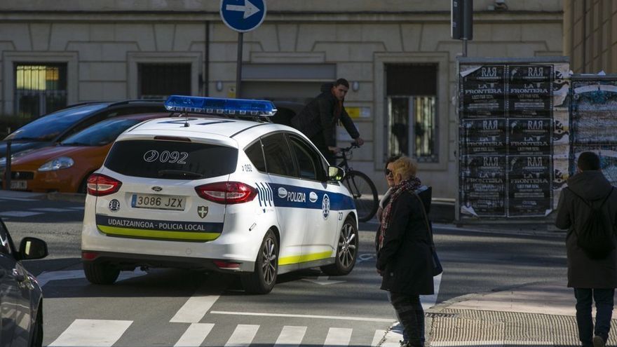 Un coche de la policía local circula por el Casco Histórico de Gasteiz