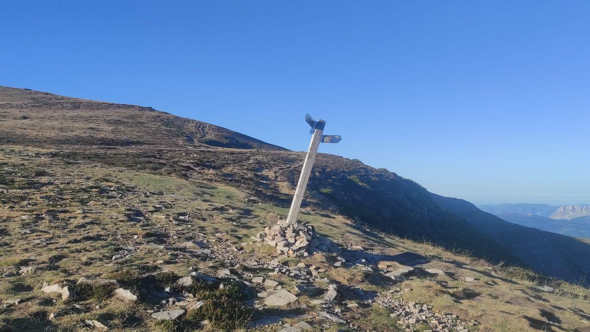 Ultima indicación de poste de madera antes de la Cruz