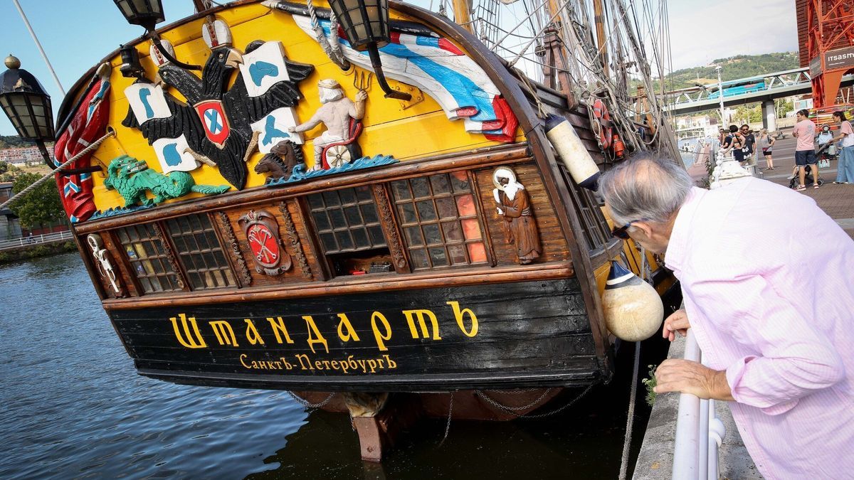 Un visitante observaba la popa de la nave mientras hacía cola este domingo.