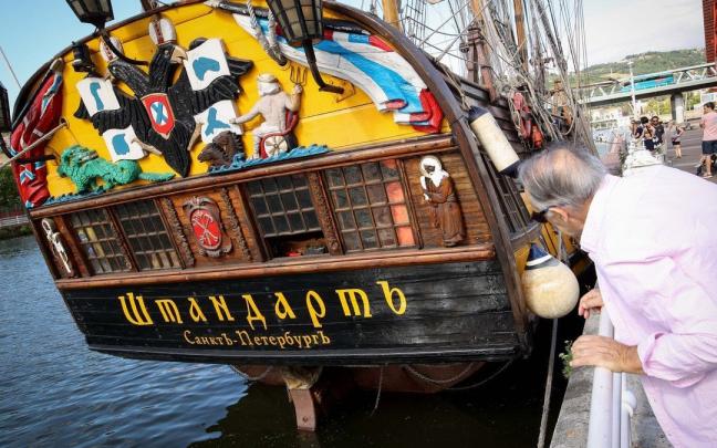 Un visitante observaba la popa de la nave mientras hacía cola este domingo. Un visitante observaba la popa de la nave mientras hacía cola este domingo.