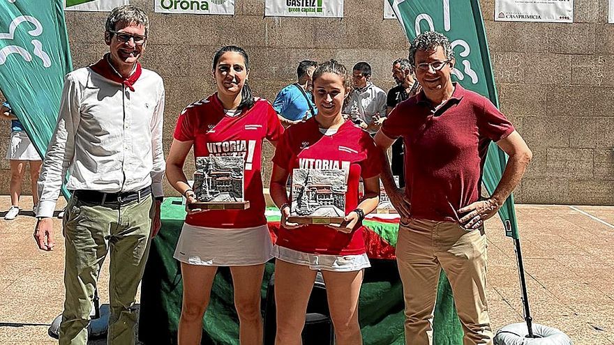 Haizea Salanueva y Andere Canales posan con el trofeo de campeonas junto al alcalde Gorka Urtaran. | FOTO: DNA