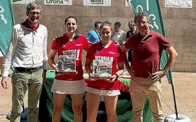 Haizea Salanueva y Andere Canales posan con el trofeo de campeonas junto al alcalde Gorka Urtaran. | FOTO: DNA Haizea Salanueva y Andere Canales posan con el trofeo de campeonas junto al alcalde Gorka Urtaran. | FOTO: DNA