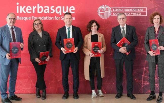 Representantes del Departamento de Educación, con el consejero Jokin Bildarratz al frente, y responsables de Ikerbasque.