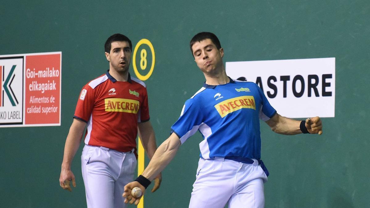 Iosu Eskiroz, ante Aitor Aranguren en el frontón de Etxebarri.