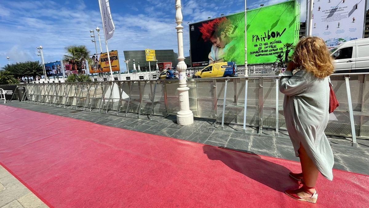 La alfombra roja que conecta el María Cristina con el Victoria Eugenia está lista para ser pisada.