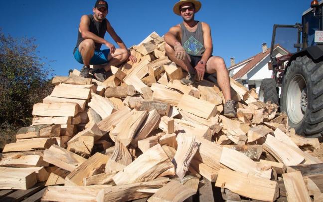 Los hermanos Asier y Be&ntilde;at Izal preparan le&ntilde;a para secarla en sus instalaciones de Erro.