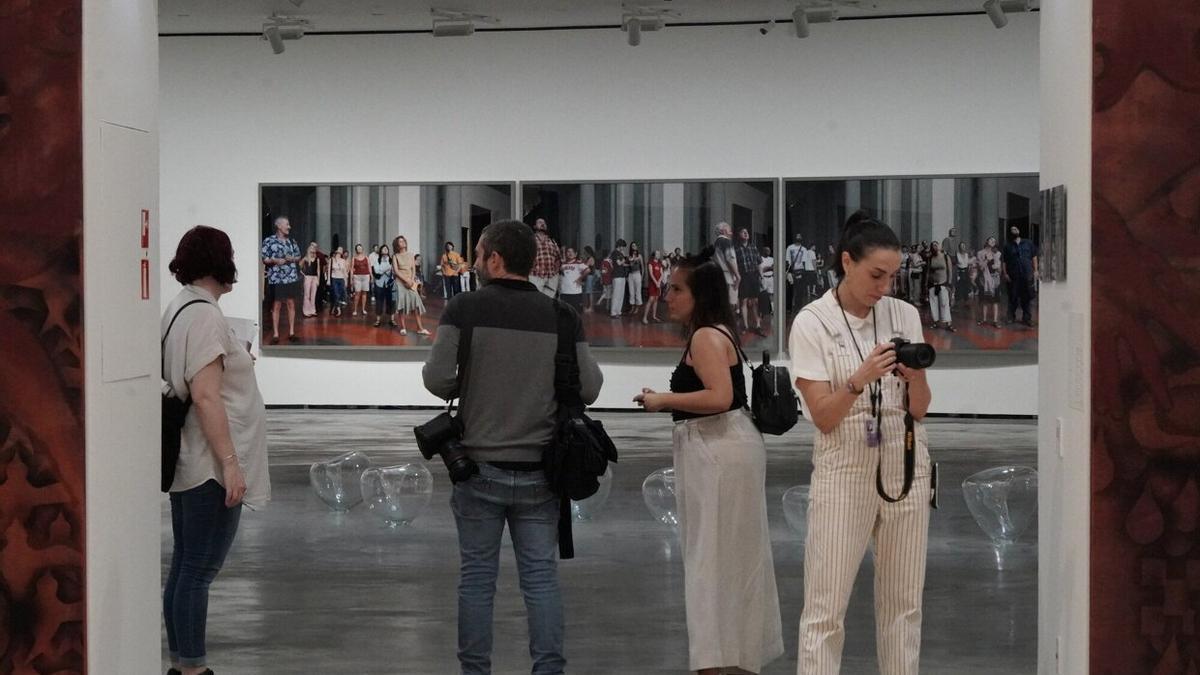 Los visitantes pueden ver una megaexposición con las obras de la colección propia desplegadas en todo el museo.