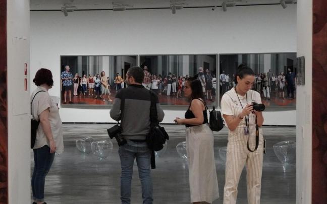 Los visitantes pueden ver una megaexposición con las obras de la colección propia desplegadas en todo el museo. Los visitantes pueden ver una megaexposición con las obras de la colección propia desplegadas en todo el museo.