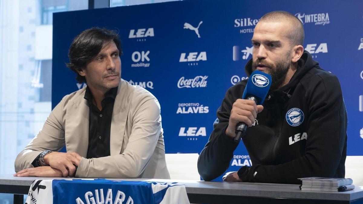 Sergio Fernández y Víctor Laguardia, durante la presentación del maño tras su renovación hasta 2024