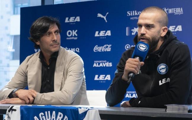 Sergio Fernández y Víctor Laguardia, durante la presentación del maño tras su renovación hasta 2024