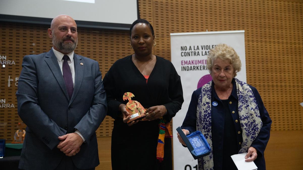 José Luis Arasti, delegado del Gobierno, Farmatta Watt, técnica de intervención de Médicos del Mundo, y María del Pilar García, secretaria general de la entidad