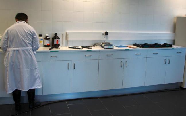 Emakume bat, eskualdeko enpresa handi baten lanean.