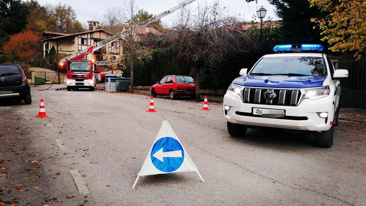 Incendio en la chimenea de una vivienda en Elguea.
