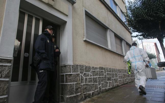 Policías en el edificio en el que fue asesinada la mujer. Policías en el edificio en el que fue asesinada la mujer.