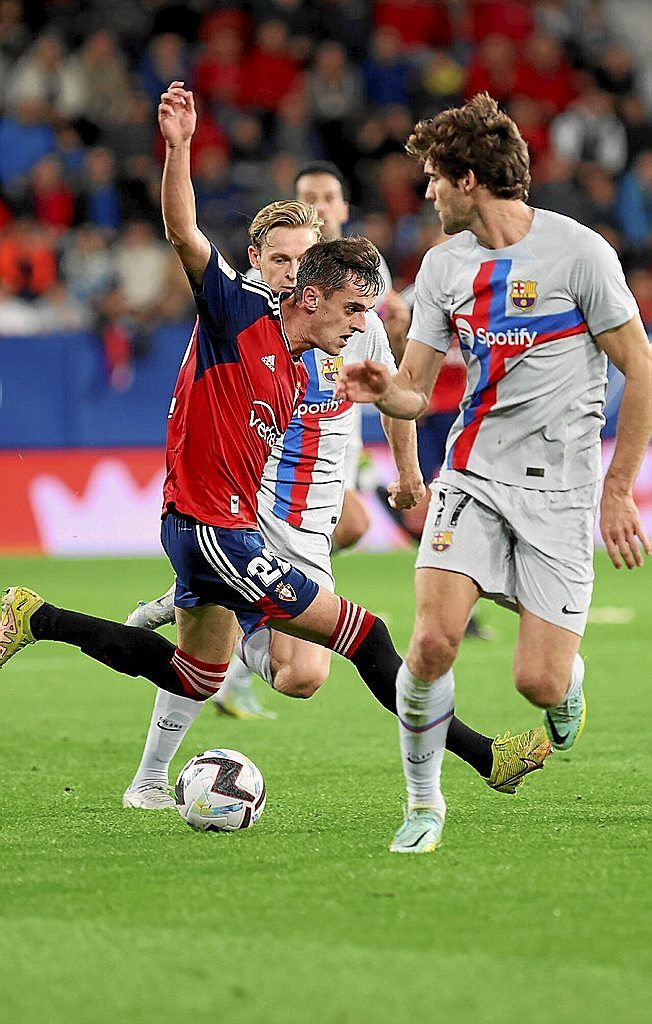 Aimar sortea adversarios con su natural descaro.