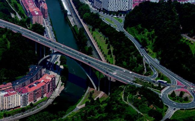 El puente de Miraflores es uno de los 'puntos calientes' de la red viaria de Bizkaia.