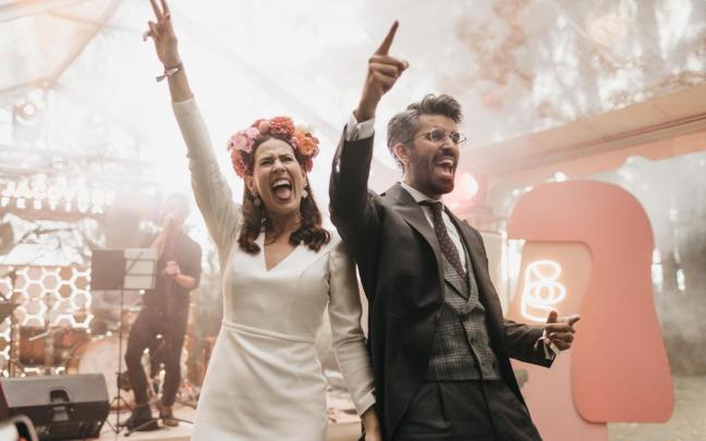 Una pareja de novios baila el d&iacute;a de su boda.