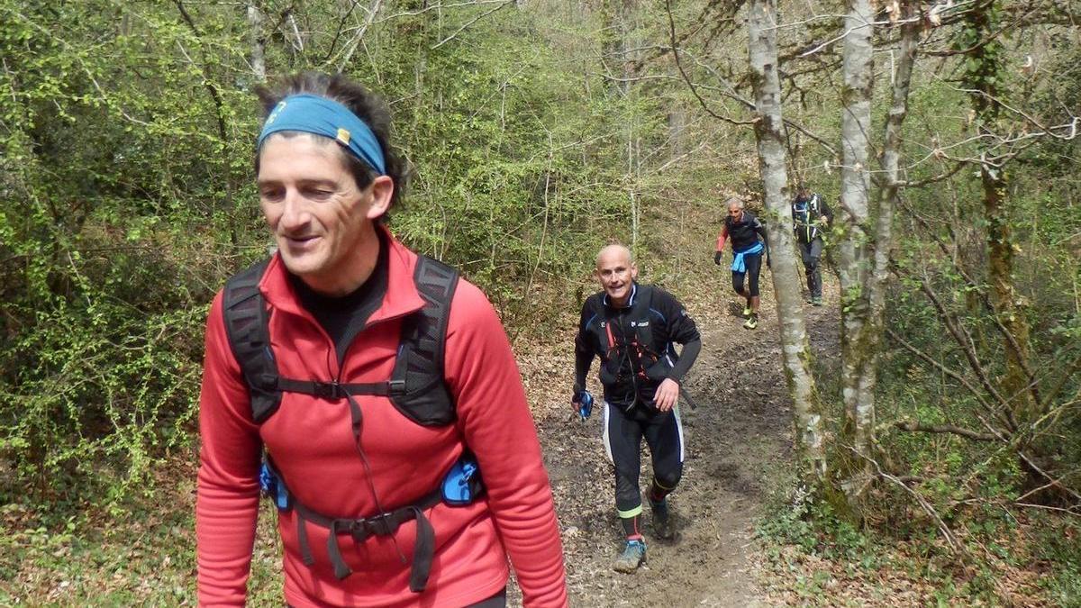 Marcha montañera en la sierra de Altzania. | FOTO: N.M.