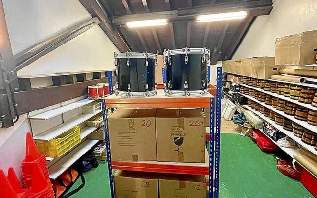 El local de la calle Amara 21, ya con tambores almacenados, acondicionado para tres entidades del barrio.