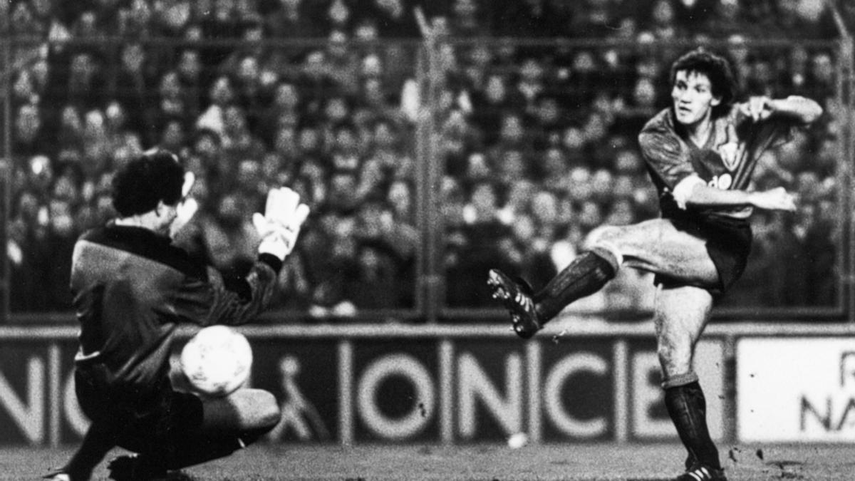 Zubizarreta aborta una clara ocasión de Goikoetxea.